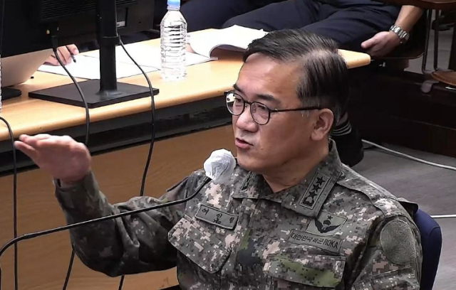 여인형 전 국군방첩사령관이 작년 10월 24일 서울 서초구 서울중앙지법에서 열린 윤석열 전 대통령의 내란 우두머리 직권남용 권리행사방해 혐의 사건 속행 공판에 증인으로 출석해 발언하고 있다 사진서울중앙지법