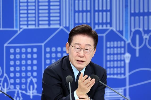 이재명 대통령이 지난 23일 서울 여의도 KBS 별관에서 열린 부동산정책 국민 대토론회에서 발언하고 있다 사진연합뉴스
