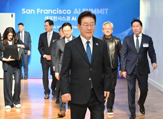 이재명 대통령이 지난 24일현지시간 미국 샌프란시스코 더 미드웨이에서 열린 샌프란시스코 AI 서밋에 입장하고 있다 사진연합뉴스