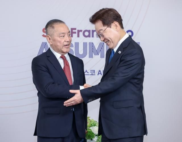 이재명 대통령이 24일현지시간 미국 샌프란시스코에서 혹 탄 브로드컴 최고경영자CEO와 면담에 앞서 기념촬영 후 자리를 안내하고 있다 사진연합뉴스