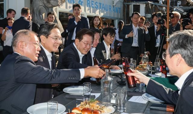 이재명 대통령이 24일현지시간 미국 샌프란시스코 더 램프 레스토랑에서 열린 글로벌 AI 리더 만찬에서 참석자들과 건배하고 있다 왼쪽부터 정의선 현대차그룹 회장 이재용 삼성전자 회장 이재명 대통령 최태원 SK 회장 이해진 네이버 이사회 의장 김용범 정책실장 사진연합뉴스