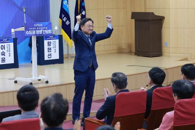 신장식 조국혁신당 대표가 지난 19일 국회 의원회관에서 열린 당 대표 및 최고위원 후보자 수도권·강원 경청 간담회에 참석해 참석자 소개를 받으며 인사하고 있다 사진연합뉴스