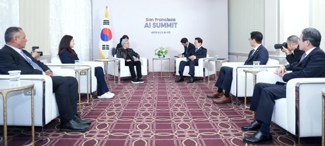이재명 대통령이 24일현지시간 미국 샌프란시스코에서 젠슨 황 엔비디아 최고경영자CEO를 면담하고 있다 사진연합뉴스
