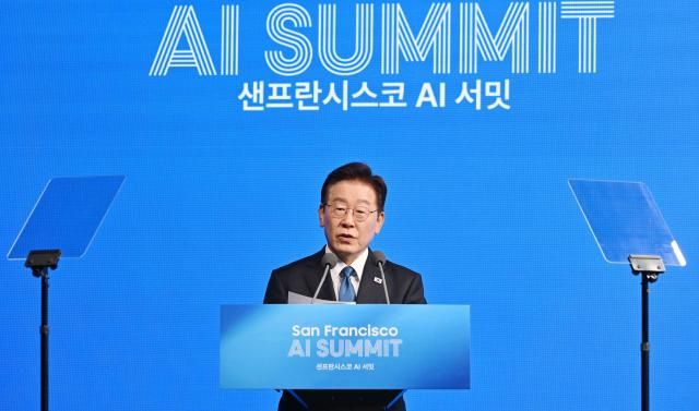 이재명 대통령이 지난 24일현지시간 미국 샌프란시스코 더 미드웨이에서 열린 샌프란시스코 AI 서밋에서 샌프란 AI 선언을 발표하고 있다 사진연합ㄴ스