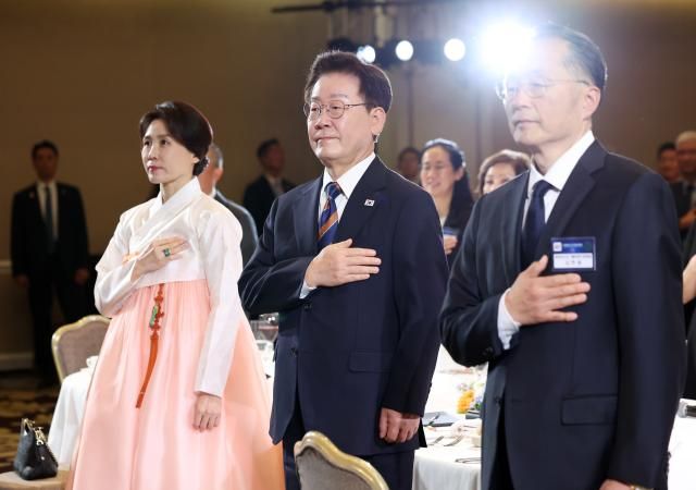 이재명 대통령과 김혜경 여사가 25일현지시간 샌프란시스코 한 호텔에서 열린 동포 오찬 간담회에서 국기에 경례를 하고 있다 사진연합뉴스