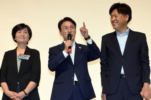 더불어민주당 당권주자인 김민석 전 국무총리가 26일 오전 전남광주 북구 오룡동 광주과학기술원에서 열린 김민석 당대표 후보 정책간담회에서 발언하고 있다 김 전 총리의 양 옆은 임미애왼쪽 김용 최고위원 후보 사진연합뉴스