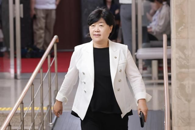 국회 법제사법위원장인 더불어민주당 서영교 의원이 24일 국회에서 검찰 보완수사권을 폐지하는 내용의 형사소송법 개정안을 논의하기 위해 비공개로 열린 의원총회에 참석하고 있다사진연합뉴스
