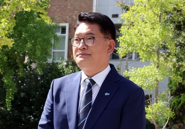 당권주자인 더불어민주당 송영길 당 대표 후보가 24일 전북대학교 내 고 이세종 열사비를 찾아 추모하고 있다 사진연합뉴스