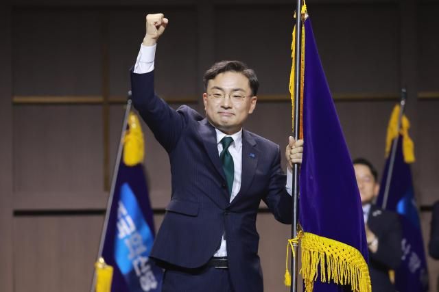 조국혁신당 신임 대표로 선출된 신장식 의원이 25일 경기도 수원컨벤션센터에서 열린 전국당원대회에서 당기를 들고 주먹을 들어올려 보이고 있다 사진연합뉴스