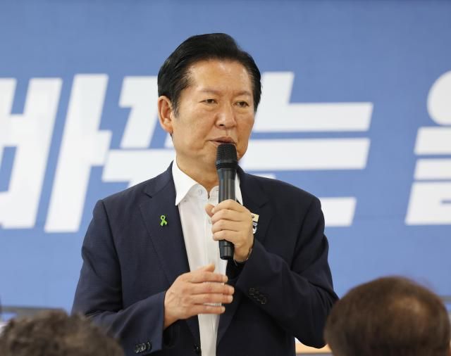 정청래 더불어민주당 당 대표 후보가 26일 울산시 남구 민주당 울산시당에서 열린 당원 간담회에 참석해 발언하고 있다 사진연합뉴스