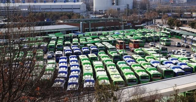 서울 시내버스 파업으로 대부분의 버스가 차고지에 멈춰 서 있다 시내버스 파업때 버스 운행 중단이 반복되면서 시민 이동권 보장을 위한 필수공익사업 지정 필요성이 제기되고 있다 사진유대길 기자