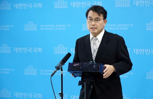 국회 전국동시지방선거 투표용지 부족 사태 등 국민참정권 침해 진상규명 및 선거관리 개혁을 위한 국정조사특별위원회국조특위 위원장인 윤상현 국민의힘 의원이 26일 국회 소통관에서 발언하고 있다 사진연합뉴스