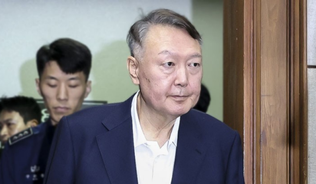 법정 들어서는 윤석열 전 대통령 사진공동취재단 연합뉴스
