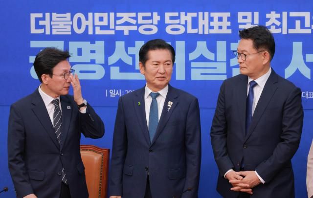 더불어민주당 당대표 본경선에 출마한 김민석왼쪽부터·정청래·송영길 후보가 지난 20일 국회에서 열린 민주당 공명선거 실천 서약식에 참석하고 있다 사진유대길 기자 dbeorlf123ajunewscom