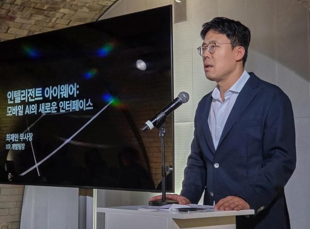 23일현지시간 영국 런던에서 삼성전자 MX사업부 XR 개발팀장 최재인 부사장이 인텔리전트 아이웨어에 대해 브리핑하는 모습 사진삼성전자