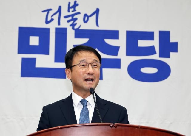 한병도 더불어민주당 당 대표 직무대행 겸 원내대표가 23일 국회에서 열린 의원총회에서 발언하고 있다 사진연합뉴스