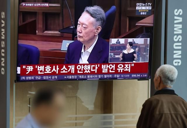 대선후보 시절 허위사실을 공표한 혐의로 기소된 윤석열 전 대통령 1심 선고 공판이 열린 27일 서울역에서 관련 방송이 생중계되고 있다 사진연합뉴스