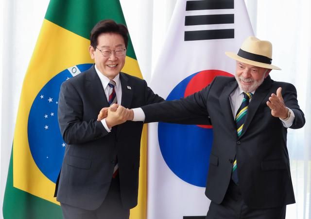 이재명 대통령과 루이스 이나시우 룰라 다 시우바 대통령이 27일현지시간 브라질리아 대통령관저에서 정상회담에 앞서 기념 촬영을 하고 있다 사진연합뉴스
