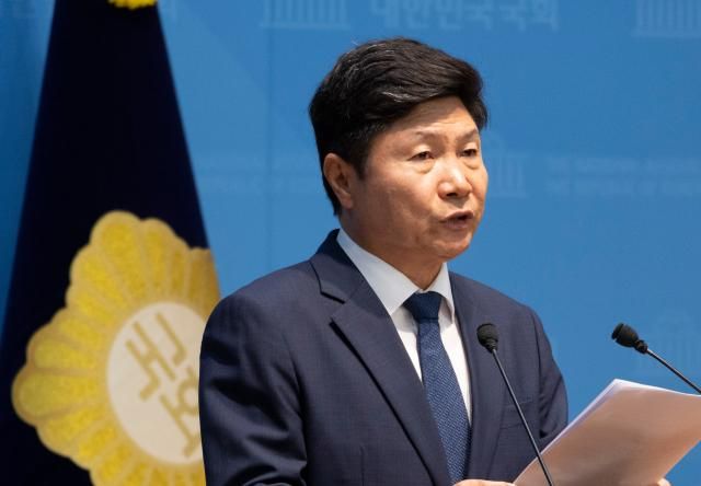 더불어민주당 홍기원 의원이 지난 14일 국회 소통관에서 민주당이 추진 중인 형사소송법안에 검찰의 보완 수사권 일부를 남겨 두는 형사소송법 개정안 발의 기자회견을 하고 있다사진연합뉴스