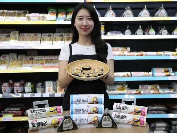 모델이 GS25의 고단백 김밥과 당·지방 함량을 낮춘 삼각김밥을 소개하고 있다 사진GS25