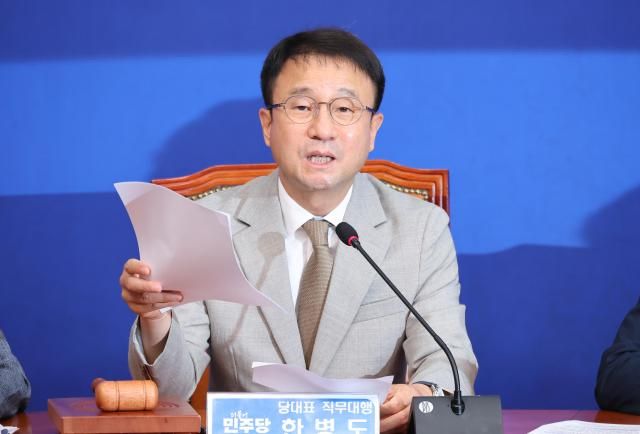 한병도 더불어민주당 당 대표 직무대행 겸 원내대표가 27일 국회에서 열린 최고위원회의에서 발언하고 있다 사진연합뉴스