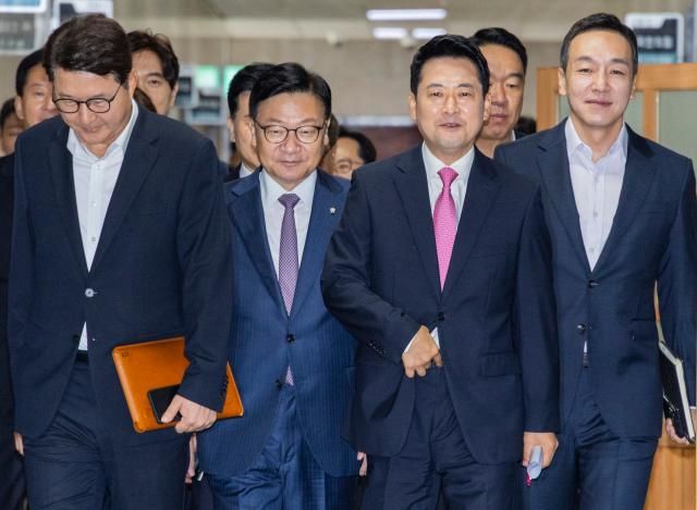 장동혁 국민의힘 대표와 정점식 원내대표를 비롯한 최고위원들이 27일 국회에서 열린 최고위원회의에 입장하고 있다 사진연합뉴스