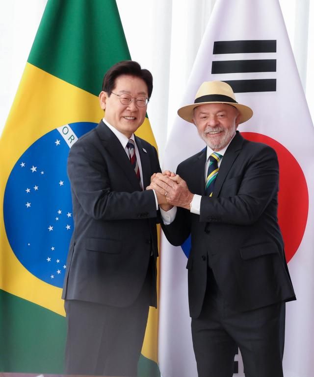 이재명 대통령과 루이스 이나시우 룰라 다 시우바 대통령이 27일현지시간 브라질리아 대통령관저에서 정상회담에 앞서 기념 촬영을 하고 있다 사진연합뉴스