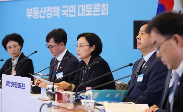 한성숙 국무총리가 27일 서울 중구 대한상공회의소 국제회의장에서 열린 부동산정책 국민 대토론회에 참석 발언하고 있다 사진연합뉴스