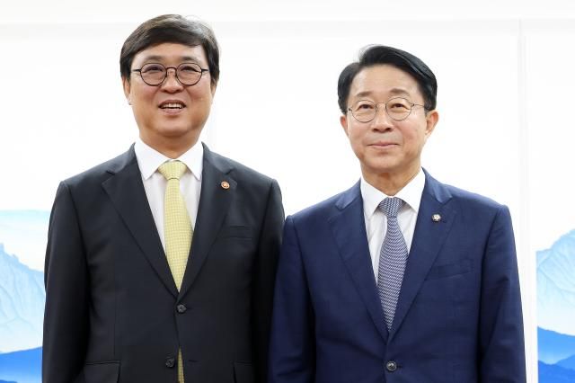 조정식 국회의장이 27일 국회의장실을 찾은 최휘영 문화체육관광부 장관과 기념 촬영을 하고 있다 사진연합뉴스