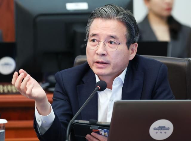 김용범 정책실장이 지난 21일 청와대에서 열린 국무회의에서 이재명 대통령 질문에 답하고 있다 사진연합뉴스