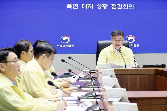 윤호중 행정안전부 장관이 27일 오후 서울 종로구 정부서울청사 서울상황센터에서 열린 폭염 대처 상황 점검회의에서 모두발언을 하고 있다 사진행정안전부