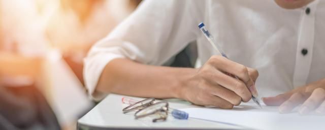 한국산업인력공단이 국가기술자격인 일반기계기사 실기시험 문제 사전 유출 사고와 관련해 공정성 훼손을 막기 위해 응시자 전원을 대상으로 재시험을 실시한다고 27일 밝혔다 사진게티이미지뱅크