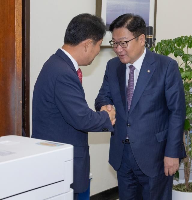 정점식 국민의힘 원내대표오른쪽가 지난 23일 자신의 멱살을 잡은 데 대해 사과하기 위해 27일 원내대표실을 찾은 권영진 의원과 대화한 뒤 그를 배웅하며 악수하고 있다 사진연합뉴스