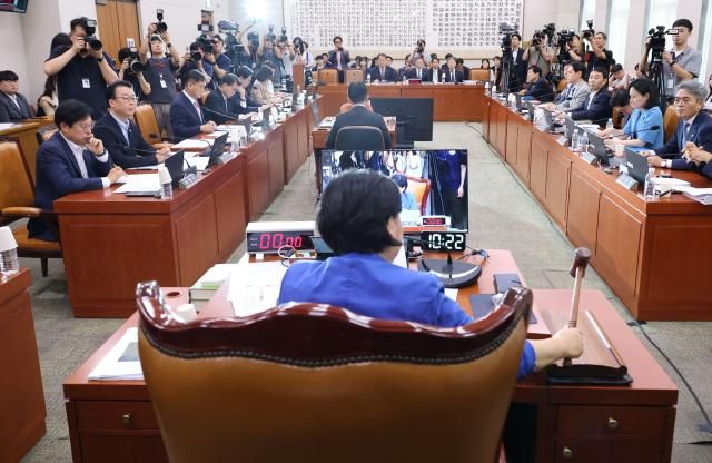 서영교 법사위원장이 27일 국회에서 열린 법제사법위원회 전체회의에서 의사봉을 두드리고 있다 사진연합뉴스