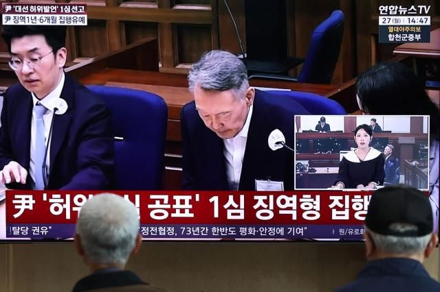 대선후보 시절 허위사실을 공표한 혐의로 기소된 윤석열 전 대통령 1심 선고 공판이 열린 27일 서울역에서 관련 방송이 생중계되고 있다 이날 재판부는 윤 전 대통령에게 징역 1년 6개월에 집행유예 3년을 선고했다 사진연합뉴스