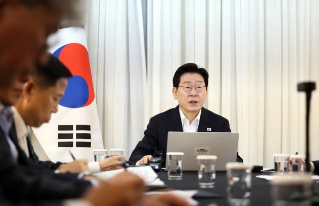 브라질을 국빈 방문 중인 이재명 대통령이 26일현지시간 브라질리아 한 호텔에서 화상 수석보좌관회의를 주재하고 있다 사진연합뉴스