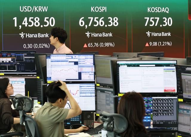 27일 오전 서울 중구 하나은행 딜링룸 사진연합뉴스