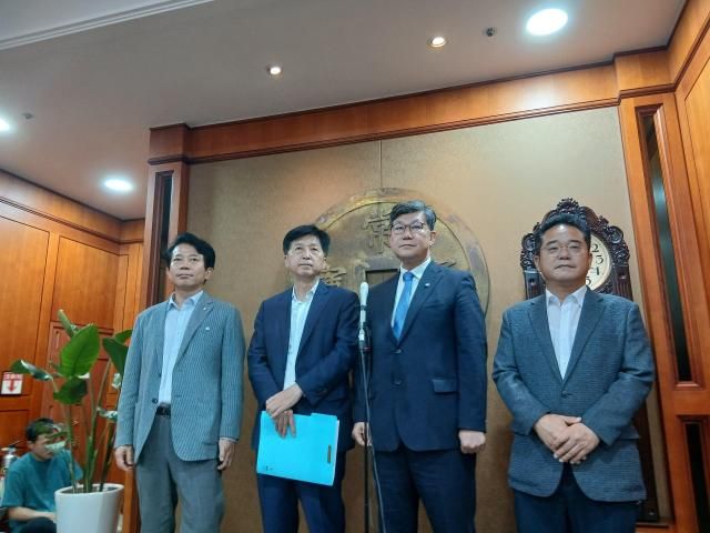더불어민주당 K-자본시장특위 자본시장 CEO 간담회를 마친 특위 위원들이 기자들과 질의응답을 하고 있다 사진양보연 기자