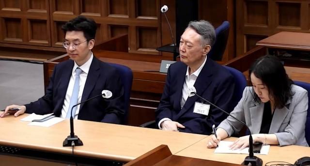 윤석열 전 대통령이 27일 서울 서초구 서울중앙지방법원에서 열린 공직선거법 위반 혐의 사건 1심 선고 공판에 출석해 선고 주문을 듣고 있다 사진연합뉴스