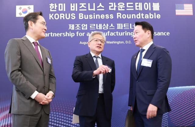 이재용 삼성전자 회장과 최태원 대한상공회의소 회장 겸 SK그룹 회장이 지난해 8월 미국 워싱턴DC 윌라드 호텔에서 열린 한미 비즈니스 라운드 테이블 리셉션에서 젠슨 황 엔비디아 최고경영자CEO와 대화하고 있다 사진연합뉴스
