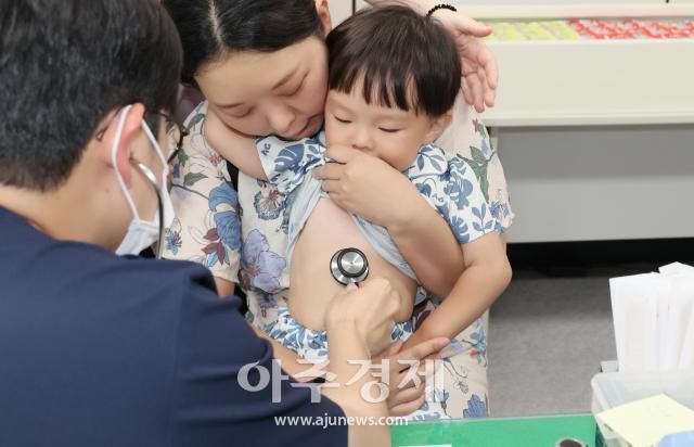 진찰을 받고 있는 아이 모습 위 사진은 기사의 내용과 관련 없음 사진아주경제 DB
