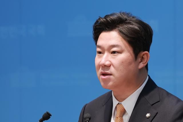 진종오 국민의힘 의원이 지난달 29일 국회 소통관에서 한국 축구 대표팀의 월드컵 성적과 관련해 대한축구협회 수뇌부 전원 사퇴와 홍명보 감독 선임 과정 등에 대한 진상규명을 촉구하고 있다 사진연합뉴스