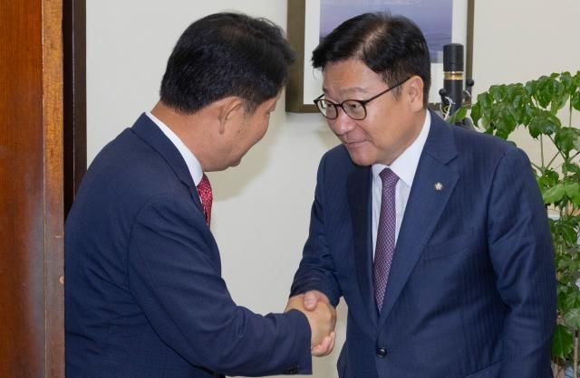 22대 하반기 국회 상임위원회 배정 기준에 불만을 제기하는 과정에서 정점식 국민의힘 원내대표오른쪽의 멱살을 잡았던 권영진 의원이 27일 국회 내 원내대표실을 방문해 사과한 뒤 배웅하는 정 원내대표와 악수하고 있다사진연합뉴스