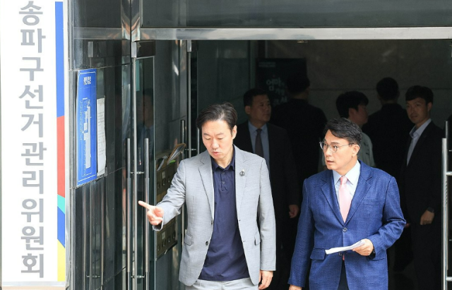 국회 제9회 전국동시지방선거 투표용지 부족 사태 등 국민 참정권 침해 진상규명 및 선거관리 개혁을 위한 국정조사 특별위원회 위원장인 윤상현 국민의힘 의원이 지난 2일 서울 송파구 선거관리위원회 현장 조사를 마치고 이동하는 모습 사진국회사진기자단 연합뉴스