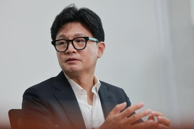 한동훈 무소속 의원이 지난 13일 국회 의원회관 자신의 사무실에서 더불어민주당이 추진하는 검찰 보완수사권 폐지와 관련해 부산 돌려차기 사건 피해자와 면담한 뒤 취재진을 만나 면담 내용을 설명하고 있다 사진연합뉴스