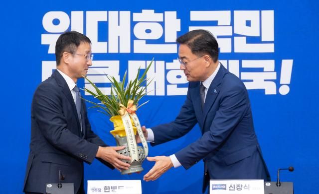 더불어민주당 한병도 당 대표 직무대행 겸 원내대표왼쪽가 28일 국회에서 취임 인사차 방문한 조국혁신당 신장식 대표에게 축하 난을 전달하고 있다사진연합뉴스