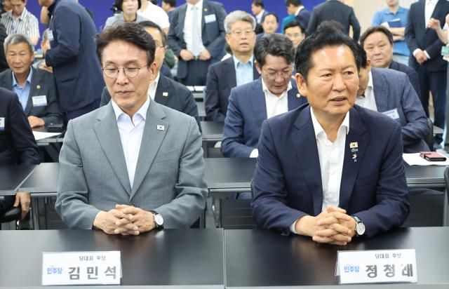 정청래 전 대표와 김민석 전 총리가 지난 10일 전주시 더불어민주당 전북특별자치도당 당사에서 열리는 민주당 상무위원회의에 참석하고 있다사진연합뉴스