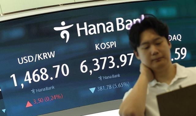 28일 서울 중구 하나은행 본점 딜링룸 현황판에 코스피 지수를 비롯한 주요 지수가 표시되고 있다 이날 코스피는 전 거래일 대비 35548포인트526 내린 640027로 개장했다 코스닥 지수 역시 전장보다 2273포인트297 하락한 74213으로 거래를 시작했다 사진연합뉴스