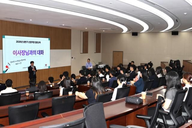 인태연 소상공인시장진흥공단 이사장이 28일 대전 유성구 본부에서 신입직원 60명과 이사장과의 대화를 하고 있다 사진소진공