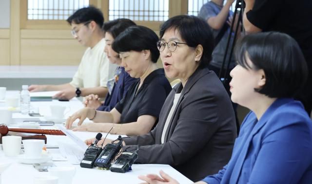 정은경 보건복지부 장관이 28일 서울 종로구 정부서울청사에서 열린 제80차 중앙생활보장위원회 회의에서 발언하고 있다 사진연합뉴스